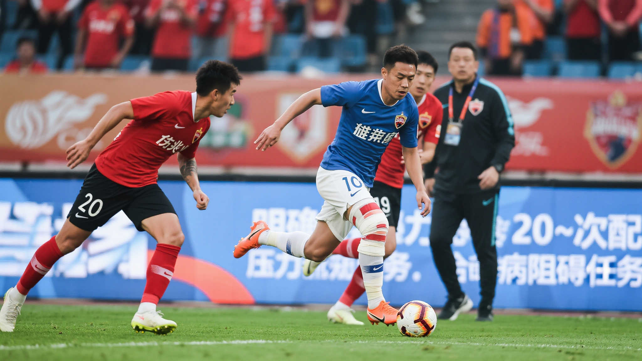 带伤上阵的哈利伯顿鼓励队友，步行者苦战惜败雷霆。